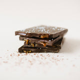 Tarjeta de felicitación de chocolate oscuro con caramelo y sal marina "Feliz todo"